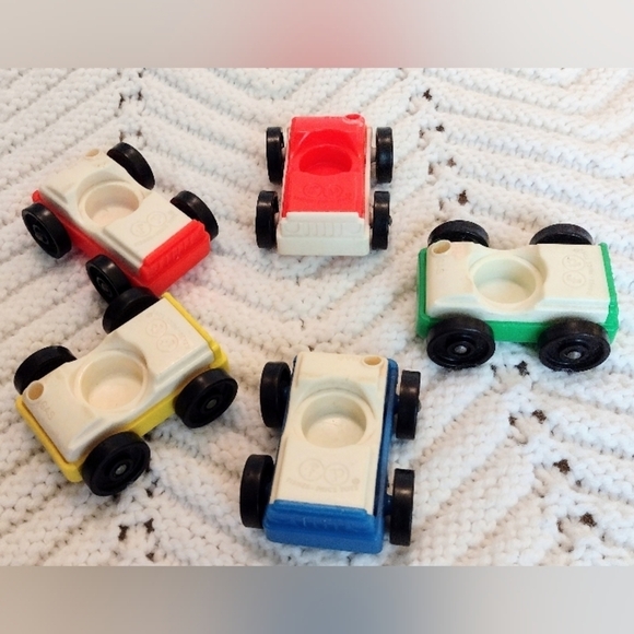 Vintage Fisher Price  Little People #930 Family Action Garage 5 Cars 3 Wood Ppl - Picture 5 of 9